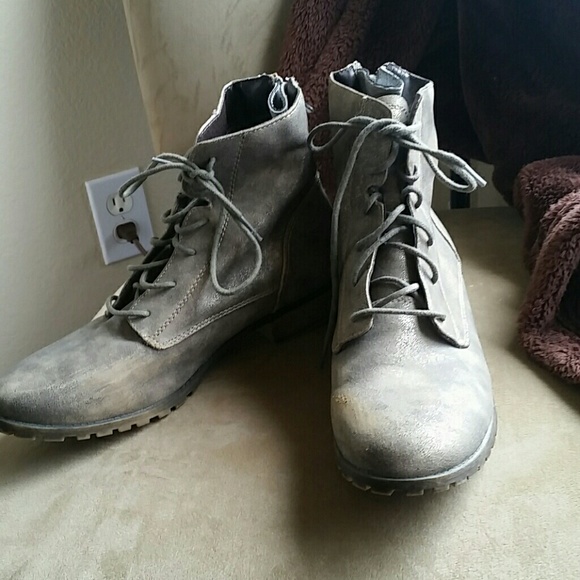 Metallic/green ankle combat boots