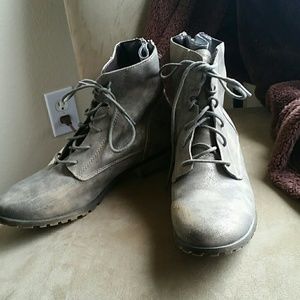 Metallic/green ankle combat boots