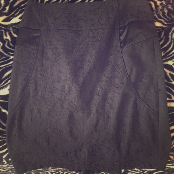 BLACK MIDI SKIRT