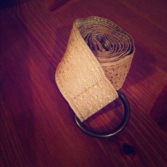 Gap reversible ribbon d-ring belt