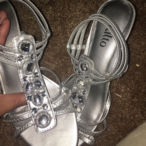 Cute silver heels (low heel) PRICE FIRM