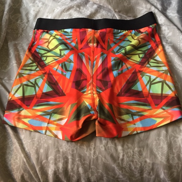 Nike pro kaleidoscope print. - Picture 3 of 3