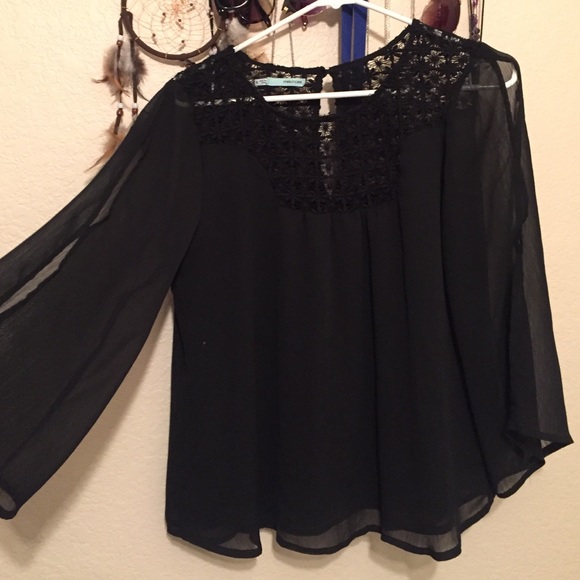 Spring top w/ peek-a-boo shoulders