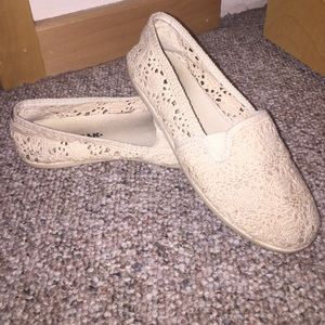 Cream color air walk toms