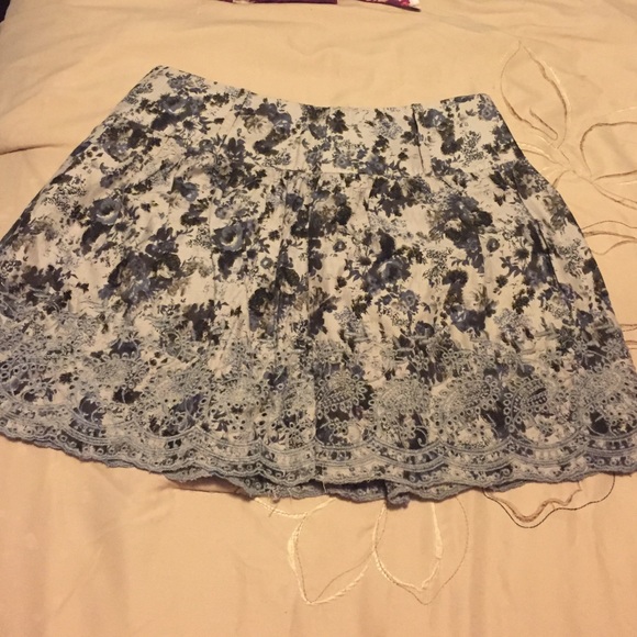 Cute flowy high waisted skirt.