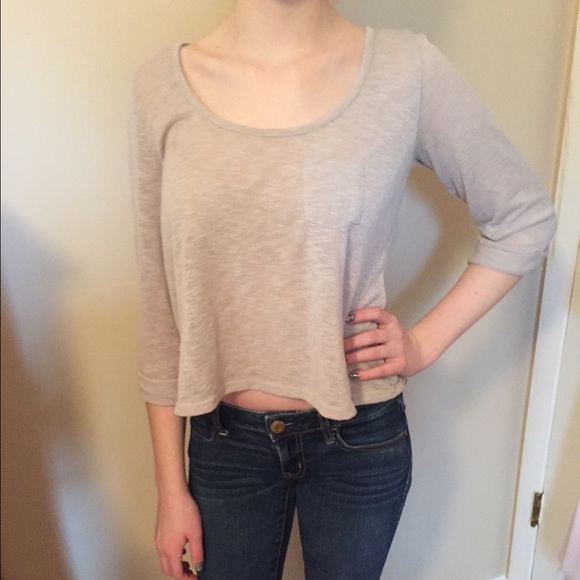Thin cropped quarter sleeve top
