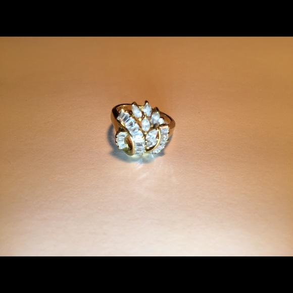 14k Gold Cocktail ring over 1 CTW Diamonds. Size 7 - Picture 3 of 3