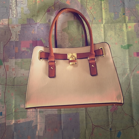 Handbag• MAKE ME AN OFFER ⭐️