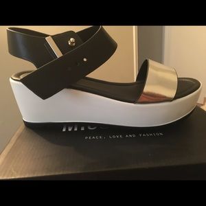 ▫️⚪️MISSGUIDED WEDGE SANDAL ⚪️▫️
