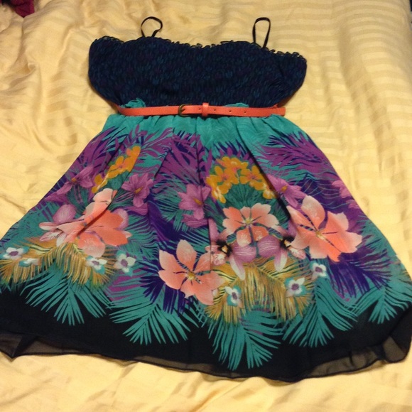 Beautiful Hawaiian floral summer dress - Picture 2 of 3