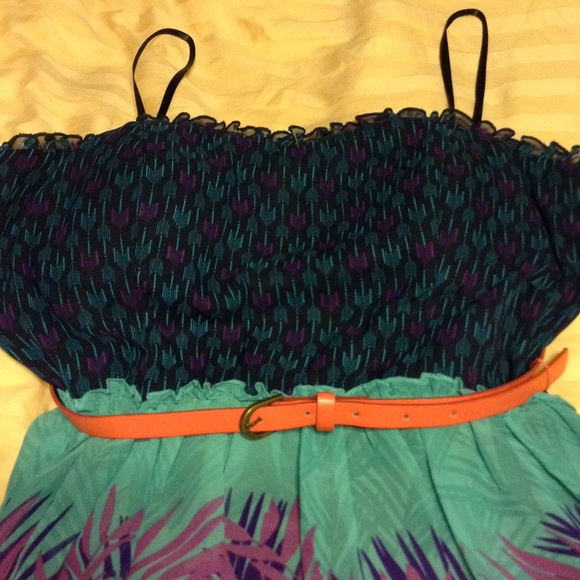 Beautiful Hawaiian floral summer dress - Picture 3 of 3