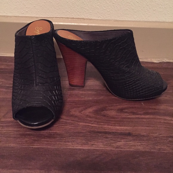 Sechelles peep toe mules