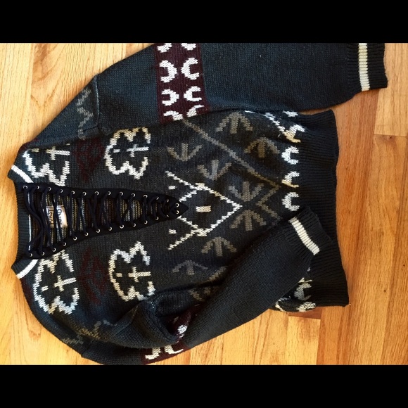 Trendy sweater from LF size small - Picture 2 of 4