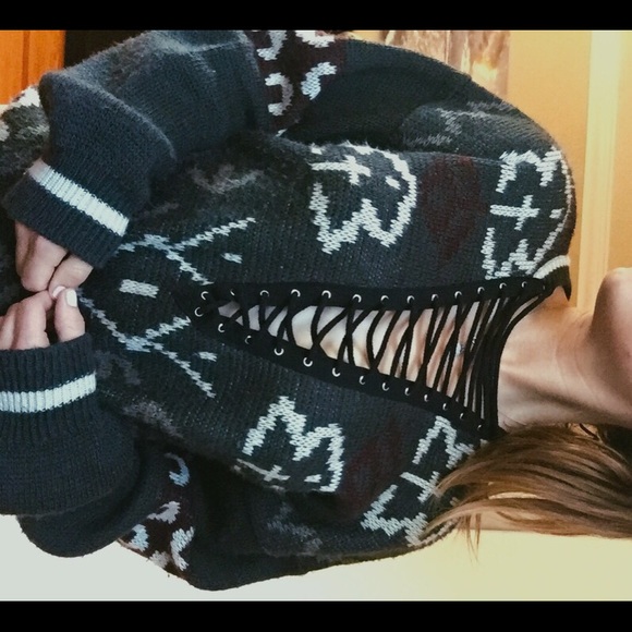 Trendy sweater from LF size small - Picture 4 of 4