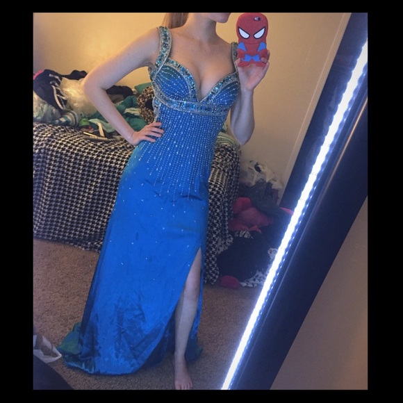 Gorgeous blue prom dress