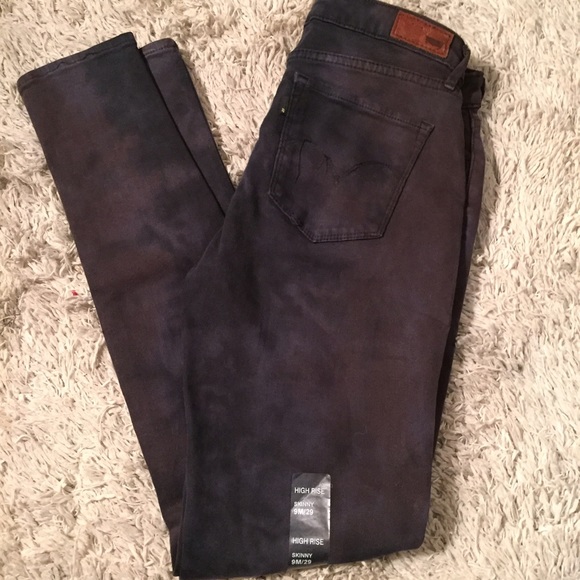 🚨 SOLD!!! 🚨 (On Merc) Levi's Mid-Rise Skinny