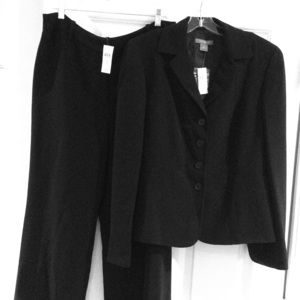 NWT Woman Ann Taylor Suit size 12
