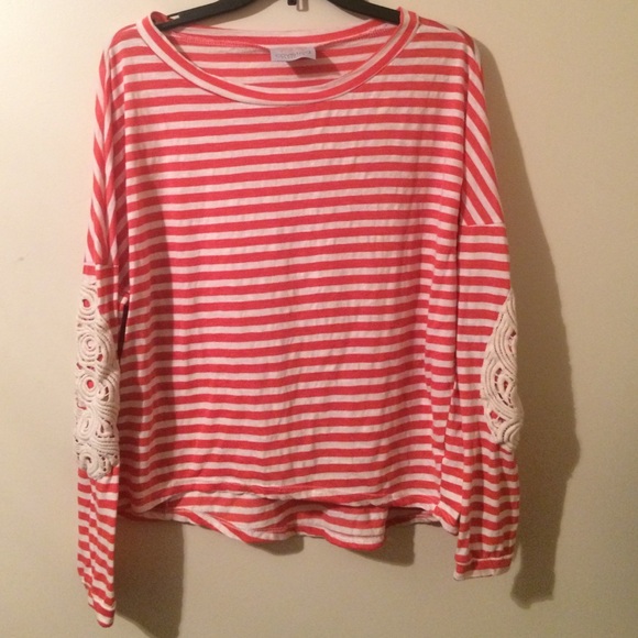 Striped log sleeved shirt w/ lace