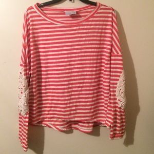 Striped log sleeved shirt w/ lace