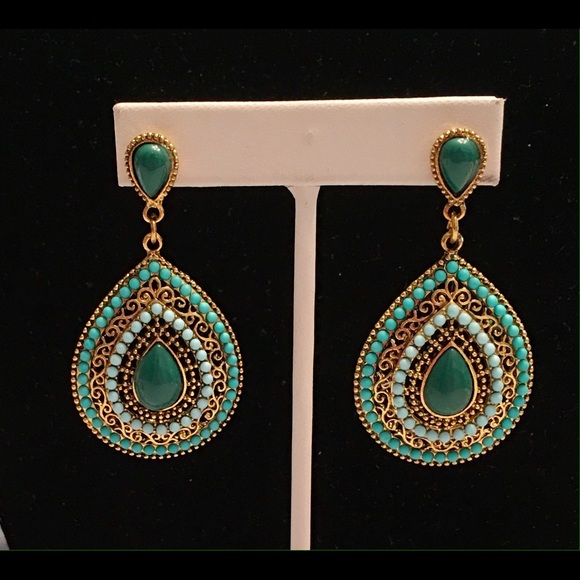 Gold tone Earrings - NWOT - Picture 1 of 2