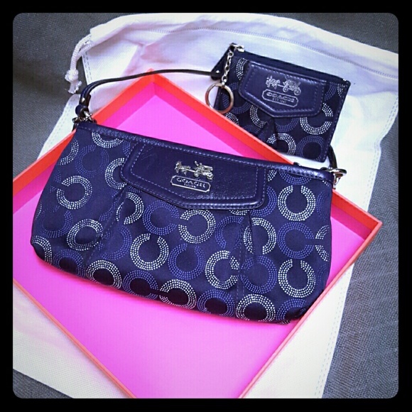 Coach wristlet/clutch. ?WITH FREE KEY CHAIN MINI?