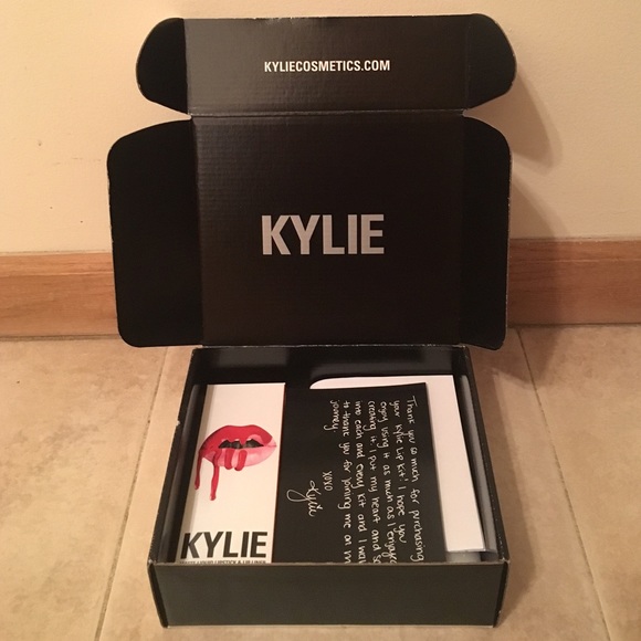 Kylie Jenner Lip Kit - 22💋 - Picture 3 of 4