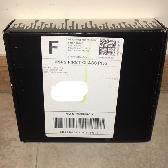 Kylie Jenner Lip Kit - 22💋 - Picture 4 of 4