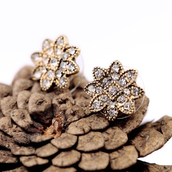 • SALE • Elegant Vintage Style Flower Earrings • - Picture 2 of 3