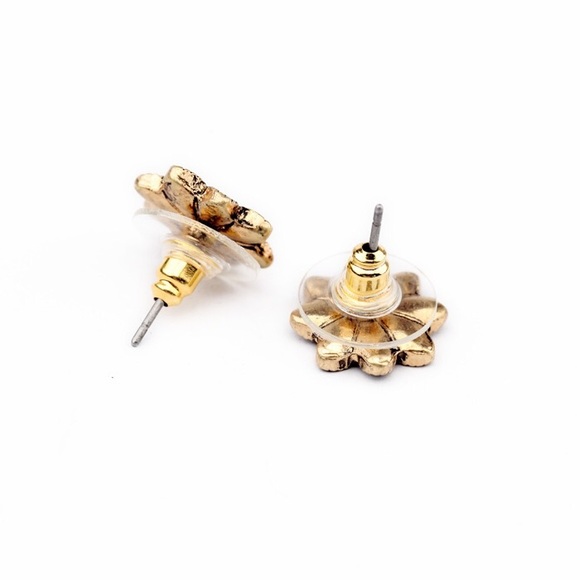 • SALE • Elegant Vintage Style Flower Earrings • - Picture 3 of 3