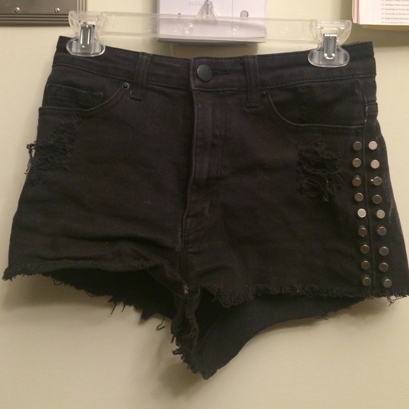 High-waisted distressed shorts with silver studs
