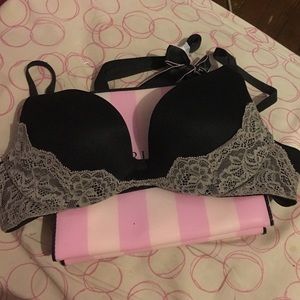 Black lacy Victoria's Secret bra💕