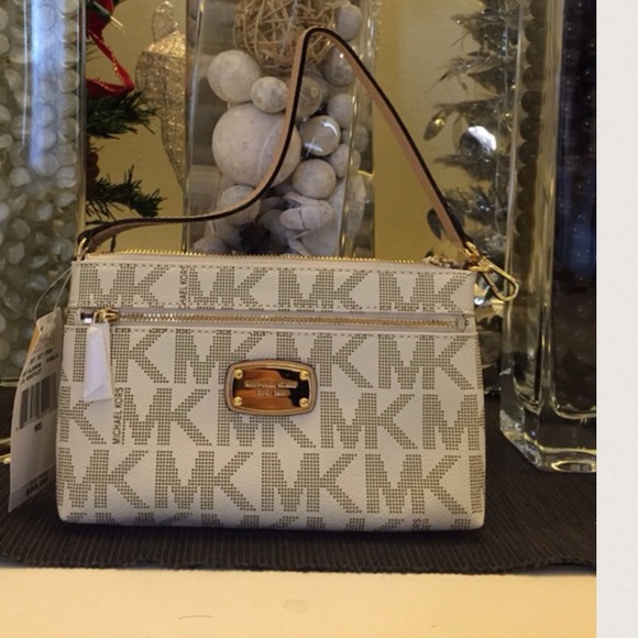 Michael Kors Handbags - Michael kors wristlet