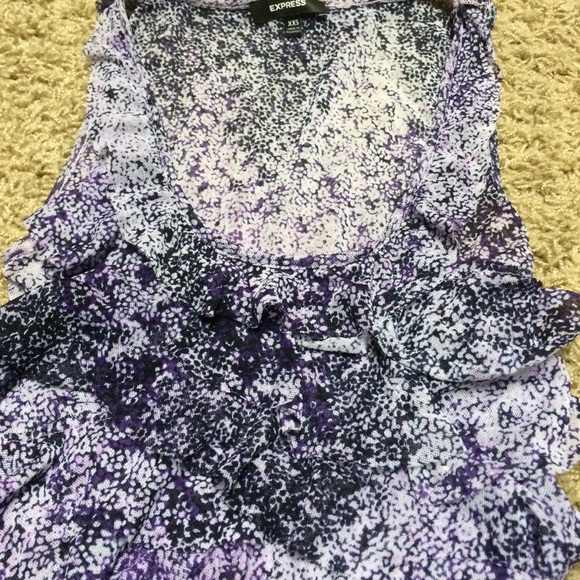 Cute ruffle top - Picture 2 of 2