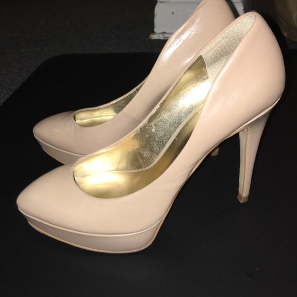 Guess pumps