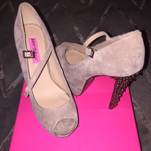 Betsey Johnson belll platform pump