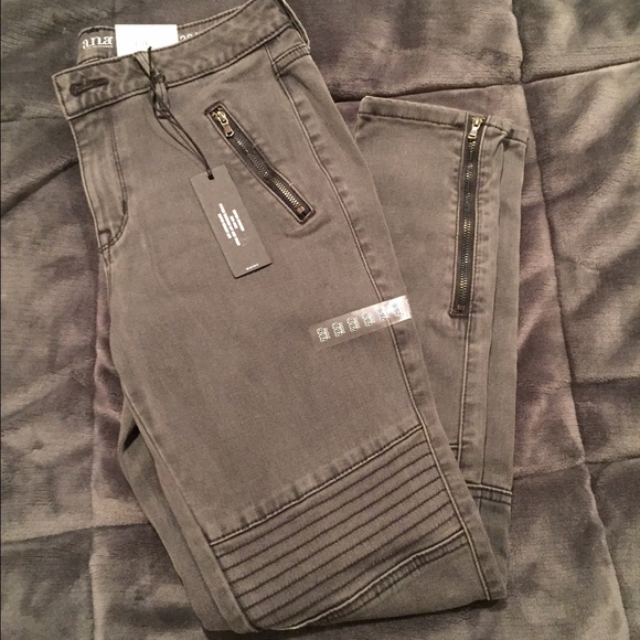 Gray Moto Jegging with zippers.