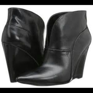 Wedge black bootie