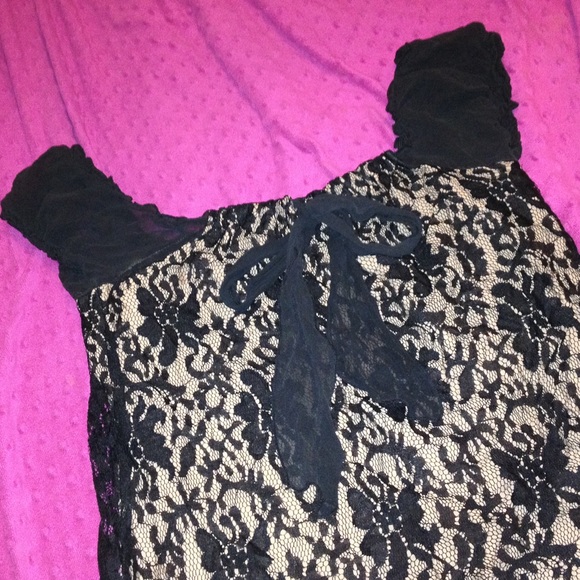 Beautiful Black lace top from Buckle!!! Size M - Picture 2 of 4