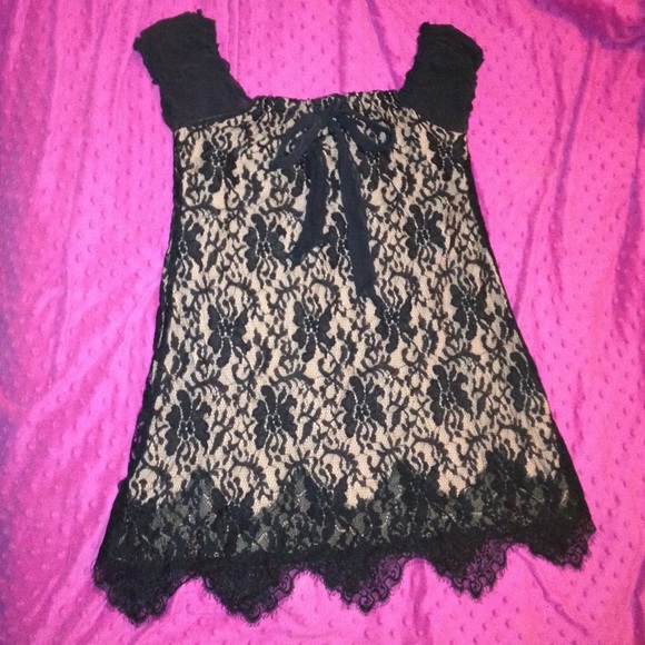 Beautiful Black lace top from Buckle!!! Size M - Picture 3 of 4