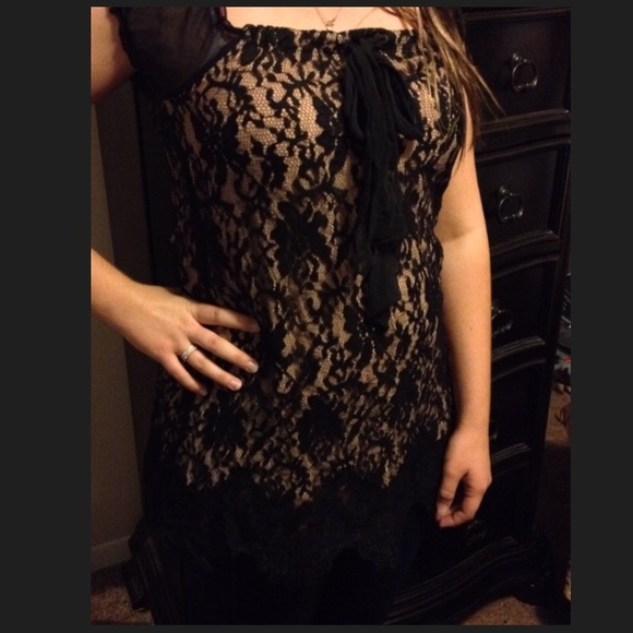 Beautiful Black lace top from Buckle!!! Size M - Picture 4 of 4