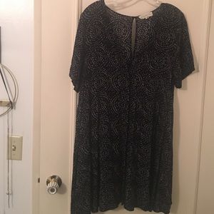 Adorable black and white button up dress