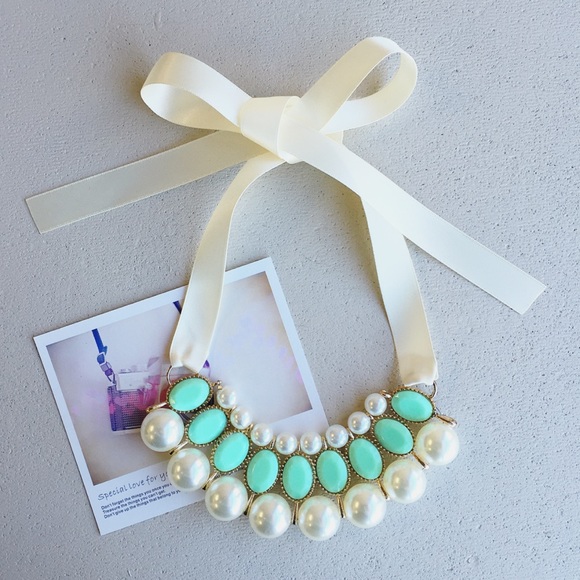 Pastel green necklace - Picture 3 of 4