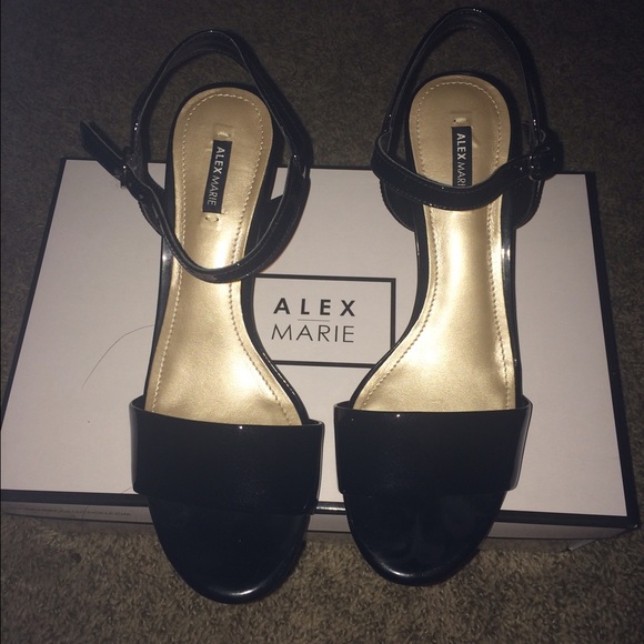 Must Have! Brand New!! Perfect for wedding season!