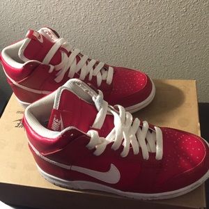 ‼️⬇️Nike dunk high (Gs) red size 4y