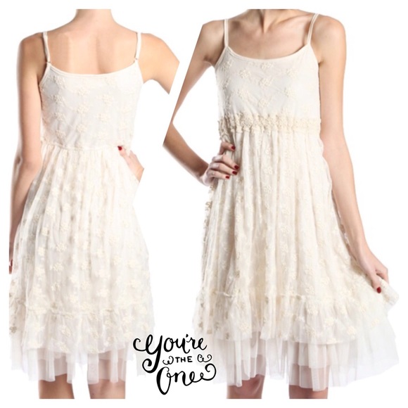 🌺HP 6/17, 6/18🌺BEAUTIFUL FLOWER CUT OUT DRESS - Picture 3 of 3