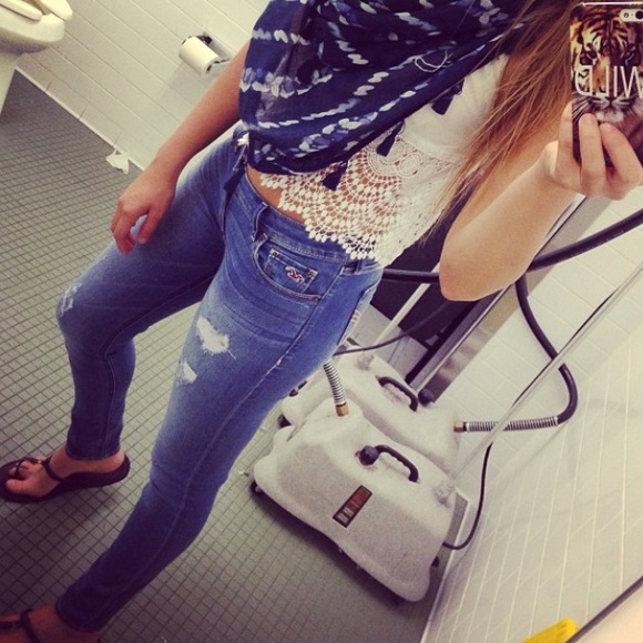 Hollister Scarf - Picture 2 of 3