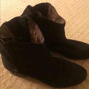 Flat ankle booties