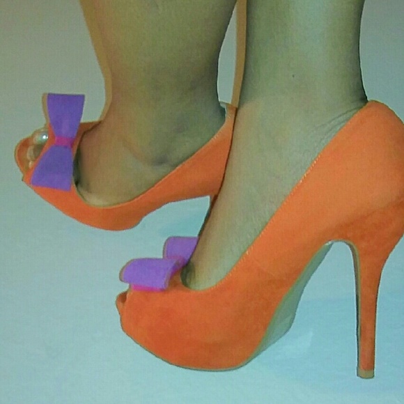 Color Blocked Peep Toe Pumps with Bow