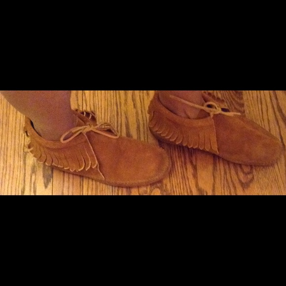 Minnetonka Shoes - Minnetonka CLASSIC fringe bootie