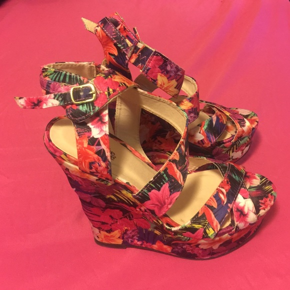Open toed wedge sandals - Picture 2 of 2